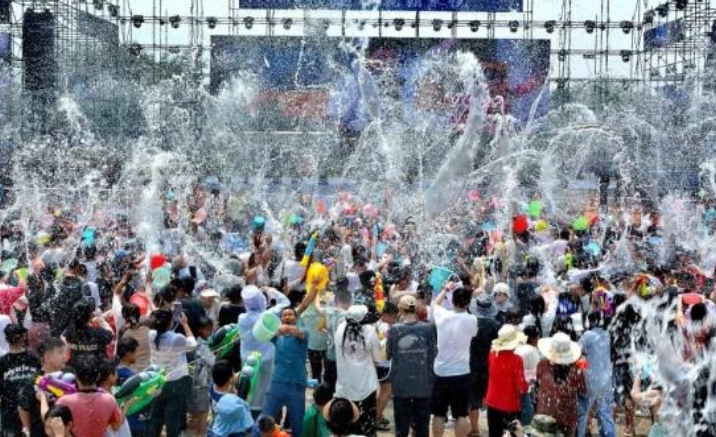 People celebrate water-splashing festival in Yunnan